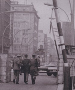 18.10.1965: Verhaftung am Checkpoint Charlie - Foto: Archiv