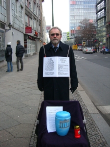 Stille Demo für die Beisetzung der Urne  2007 am Checkpoint Charlie - Foto.LyrAg