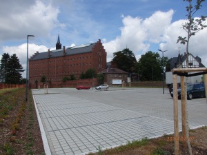 Über den neu geschaffenen Parkplatz ein "neuer Blick" auf die ehm. Haftanstalt - Foto: LyrAg